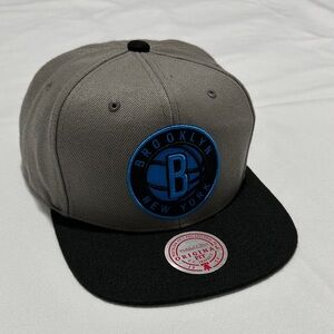 Mitchell & Ness Brooklyn New York Gray and Black Snapback Cap Basketball